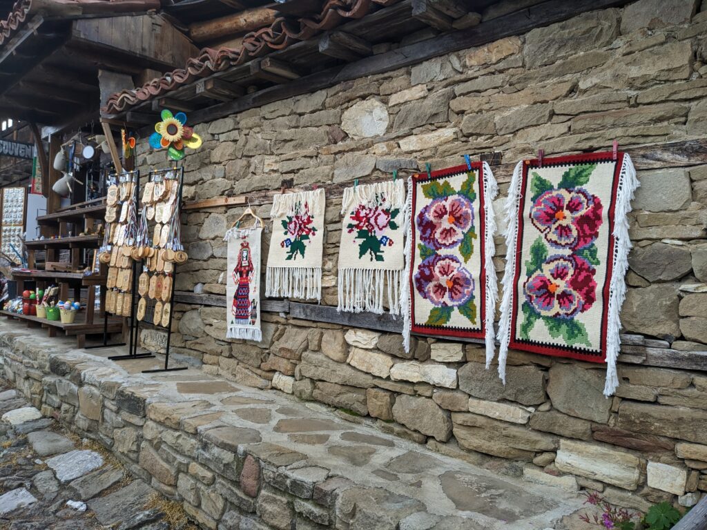 ジェラブナの壁にかかった民族調のキリム