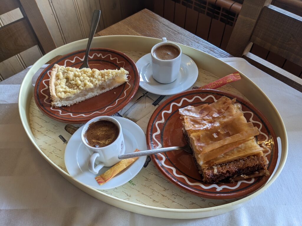 ジェラブナのカフェで食べたアップルパイと砂コーヒー