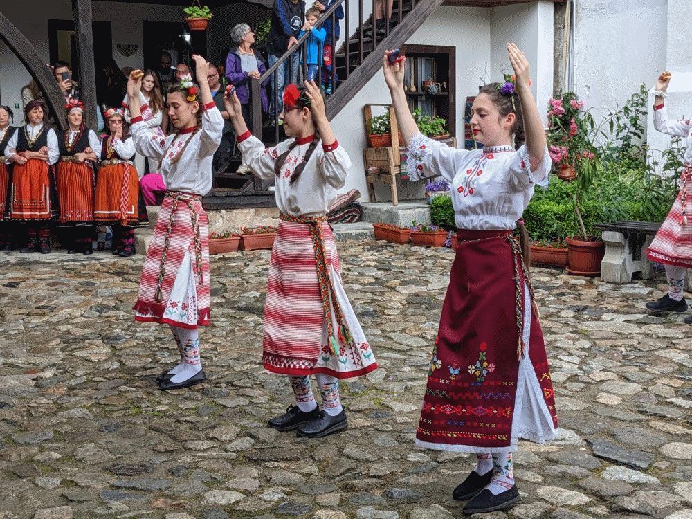 カルロヴォのバラ祭りで踊る民族衣装の女性たち