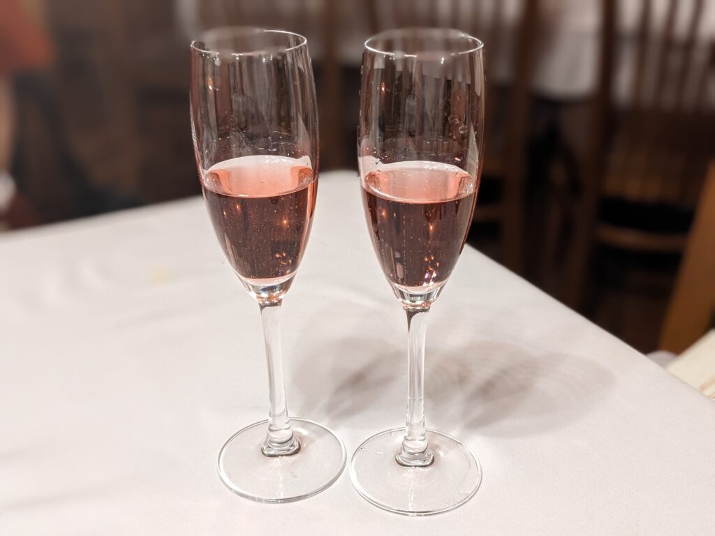 カルロヴォのレストランで飲んだローズシャンパン