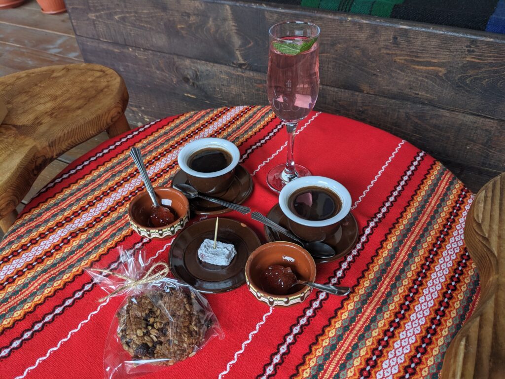 カルロヴォの民族博物館のカフェと砂コーヒー