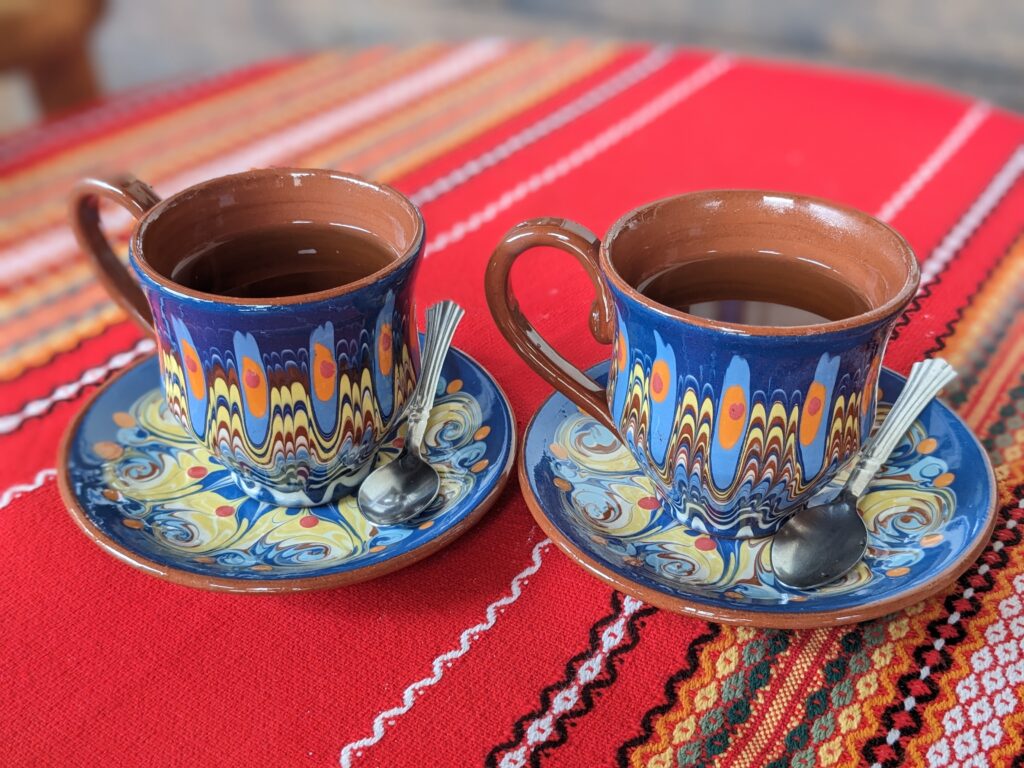 並んだトロヤン焼きのティーカップ