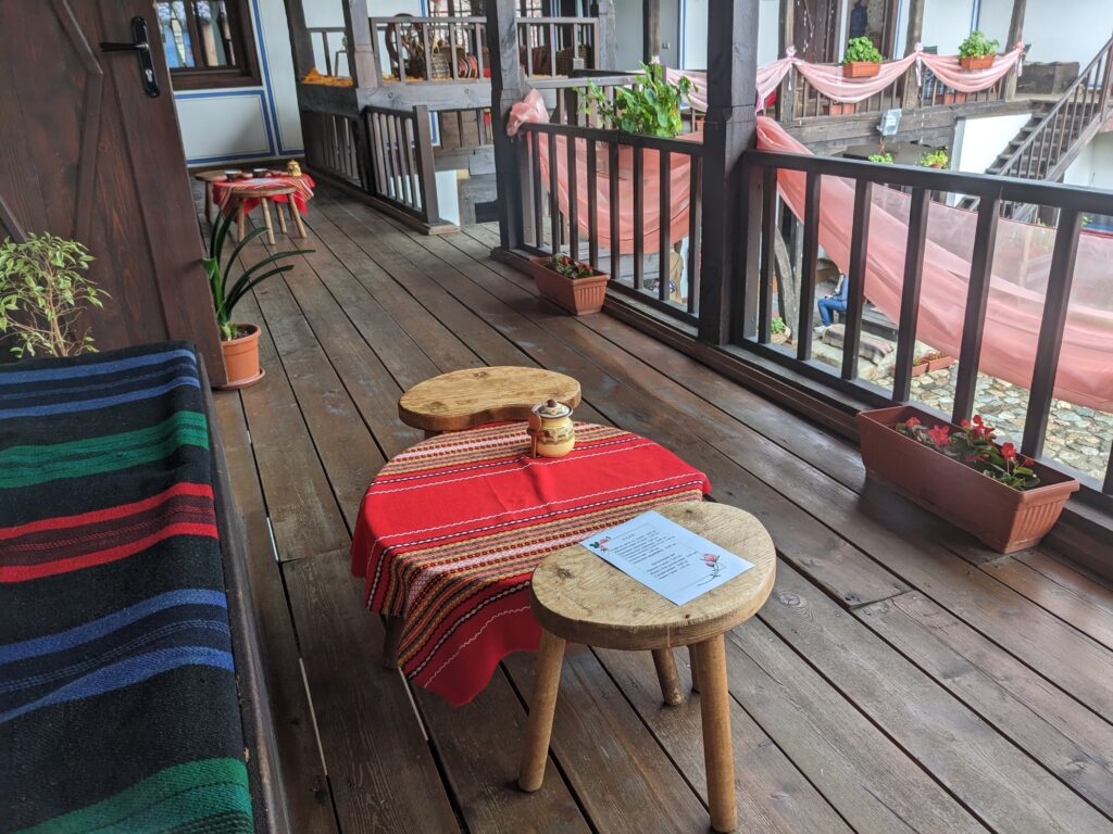 カルロヴォの民族工芸館のカフェの座席