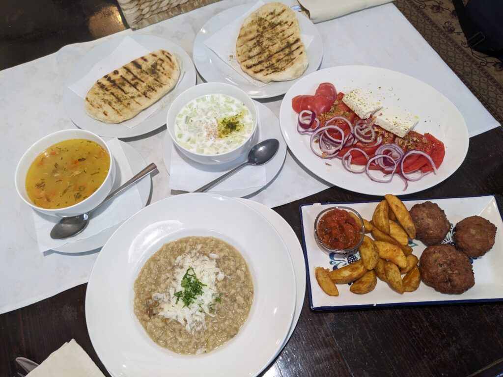 カルロヴォのレストランで食べたブルガリア郷土料理キョフテ