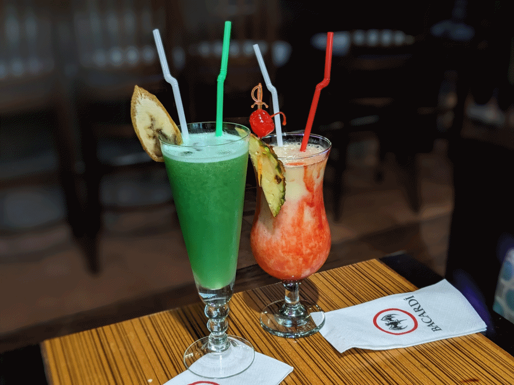 カルロヴォのバー風のカフェで飲んだモクテル