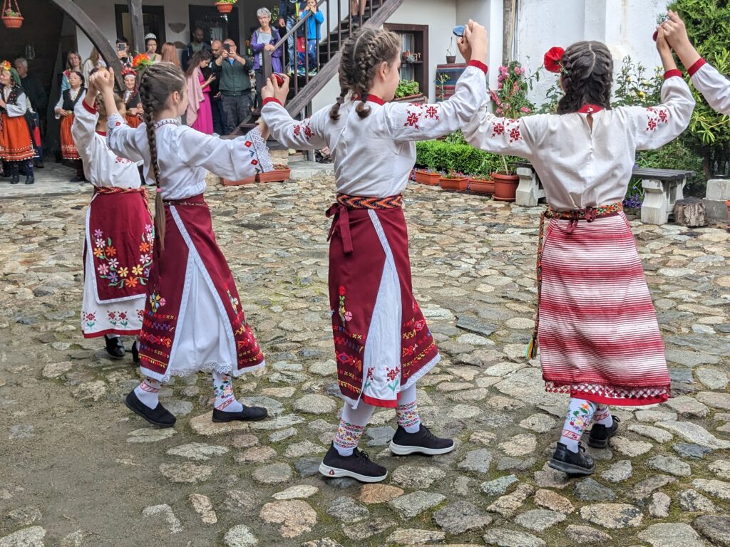 カルロヴォのバラ祭りで踊る民族衣装姿の少女