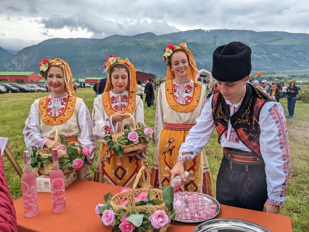 カルロヴォのバラ祭りでローズリキュールを振舞う民族衣装の男女