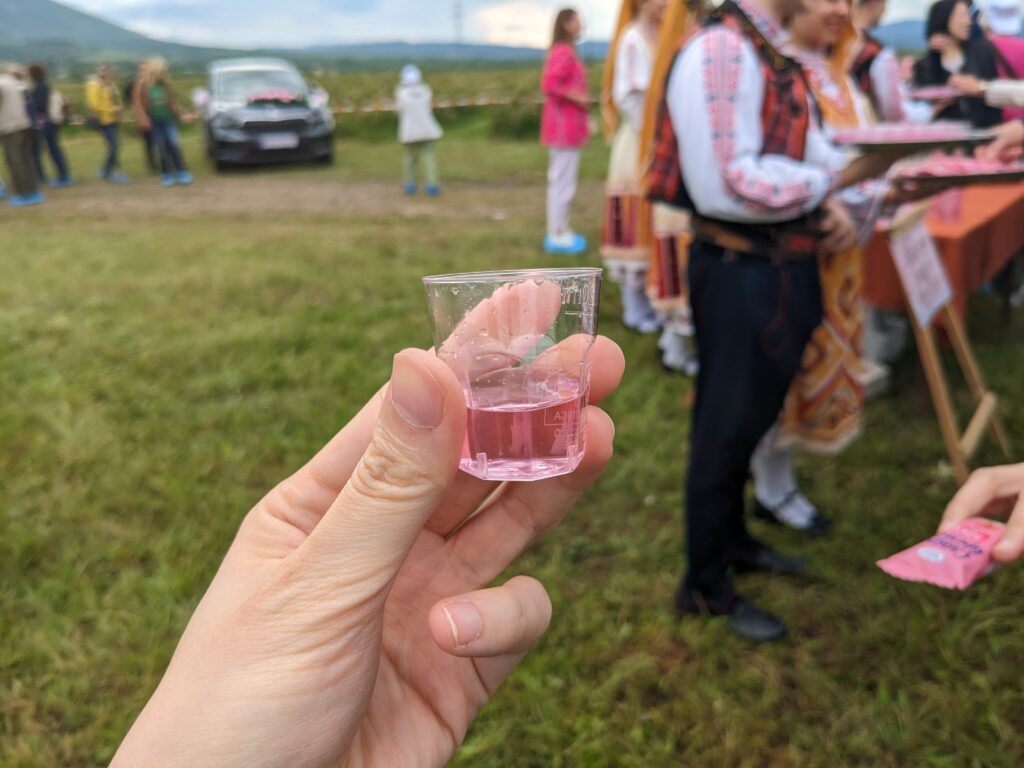 バラ祭りでもらったローズリキュールを持つ人の手