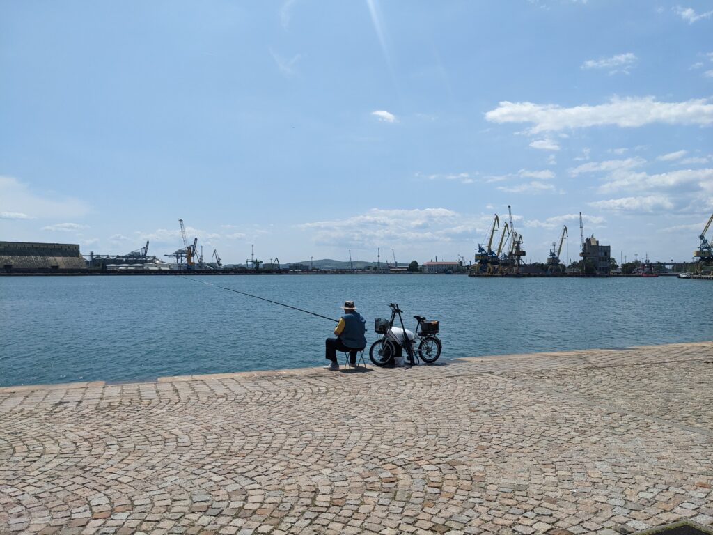 ブルガスの海で釣り糸を垂らす釣り人の後ろ姿