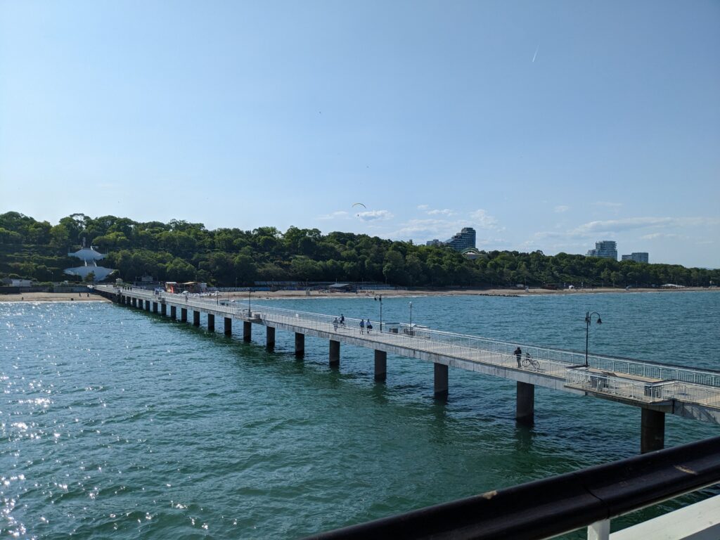 陽光に照らされて輝くブルガスの海