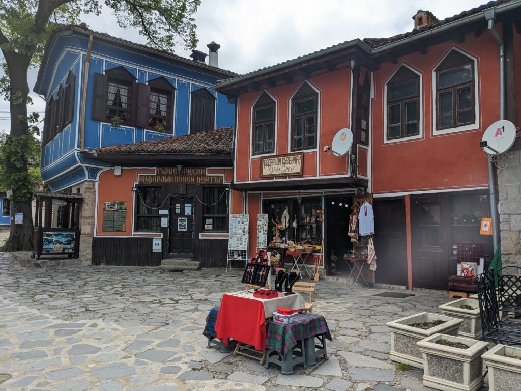 コプリフシュティツァのカラフルな家並