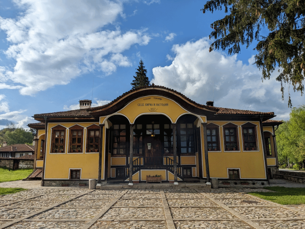 コプリフシュティツァの黄色い邸宅正面