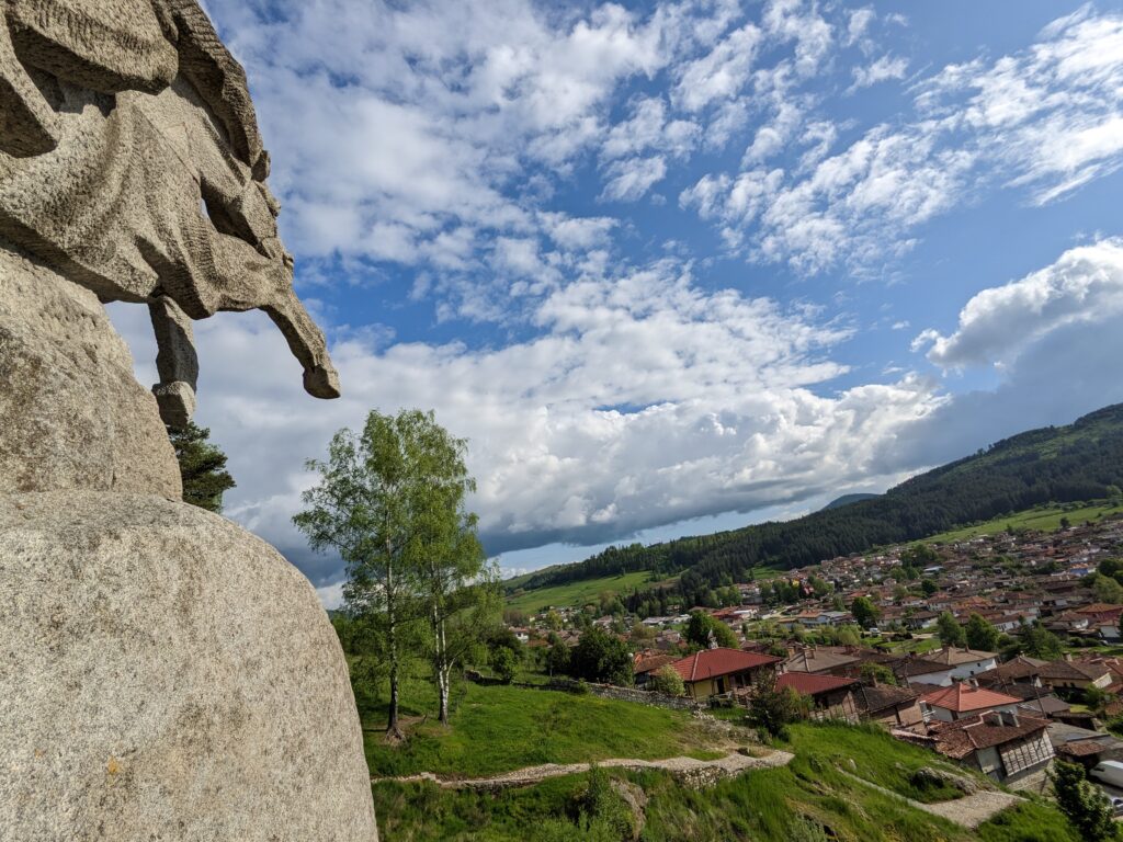 コプリフシティツァの家並みを見下ろすベンコフスキー像