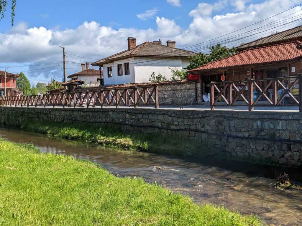 コプリフシュティツァの川沿いの街並みと風景