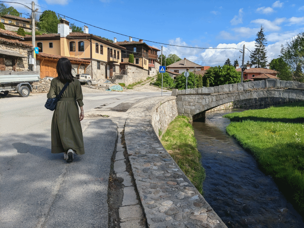 コプリフシュティツァの川沿いを歩く女性の後ろ姿