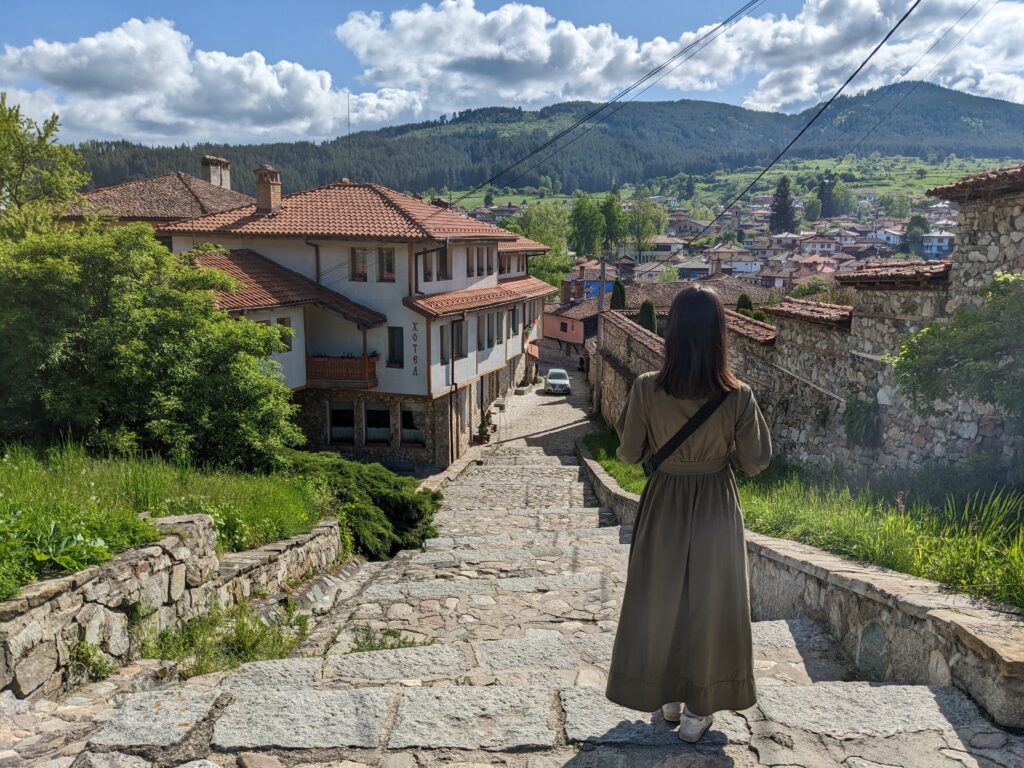 高台の上からコプリフシュティツァを見下ろす女性