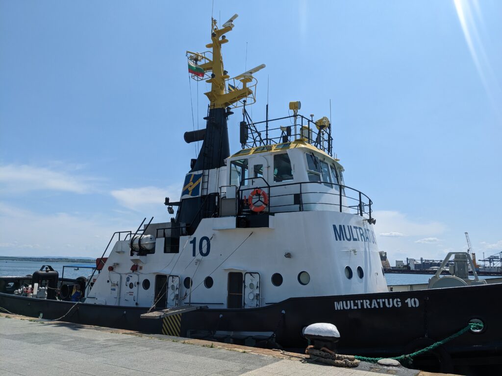 ブルガスの港に泊まる船