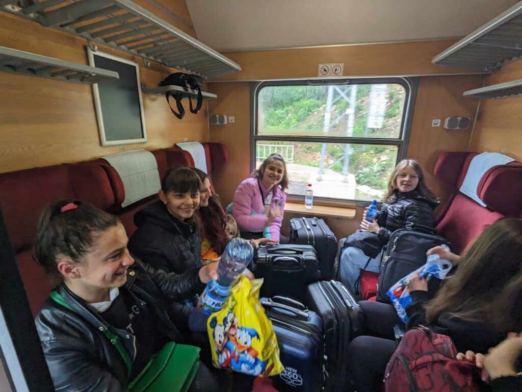 電車のコンパートメントに座るブルガリアの女子高生