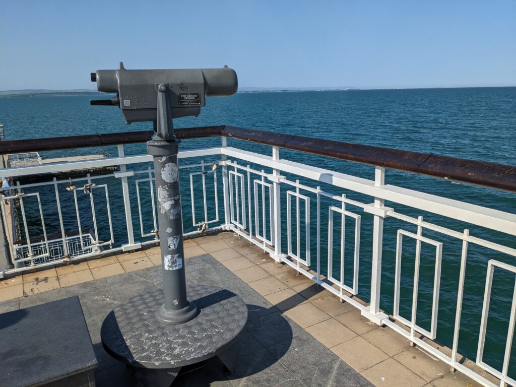 ブルガスの展望スペースにある望遠鏡