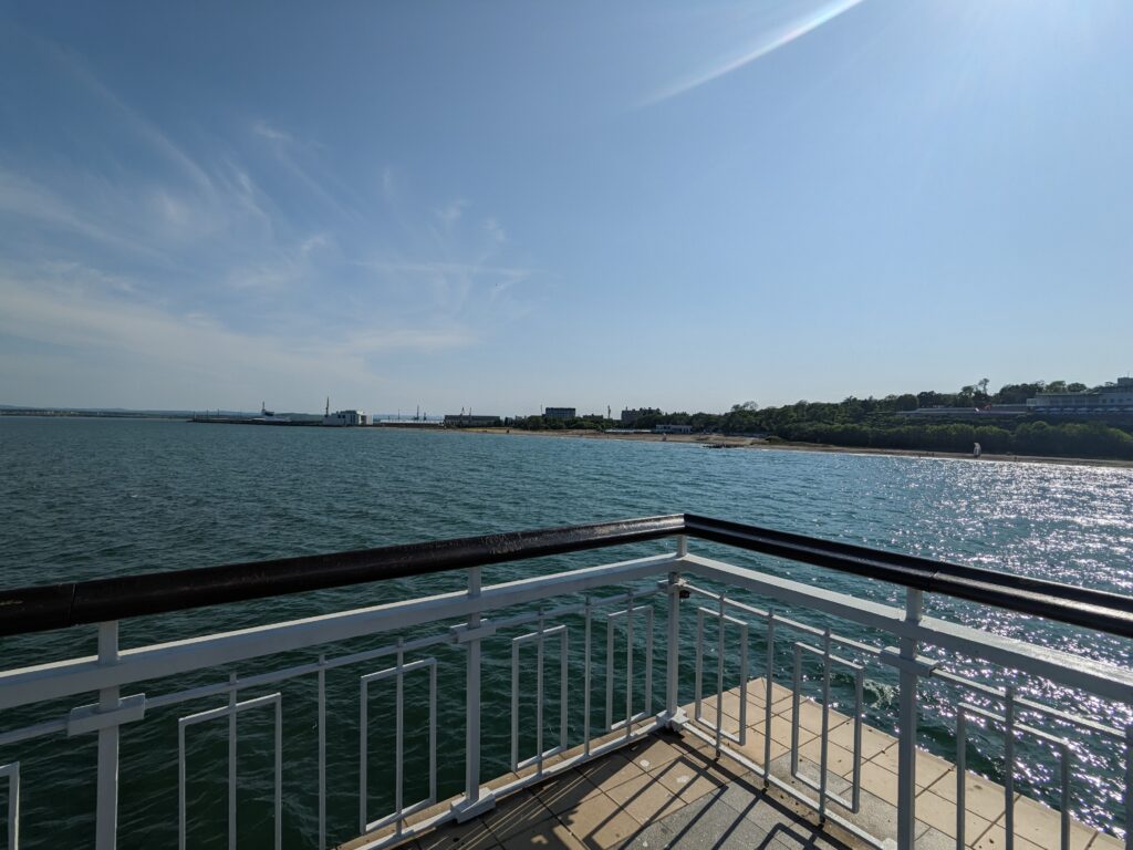 紺碧にきらめくブルガスの美しい海と青空