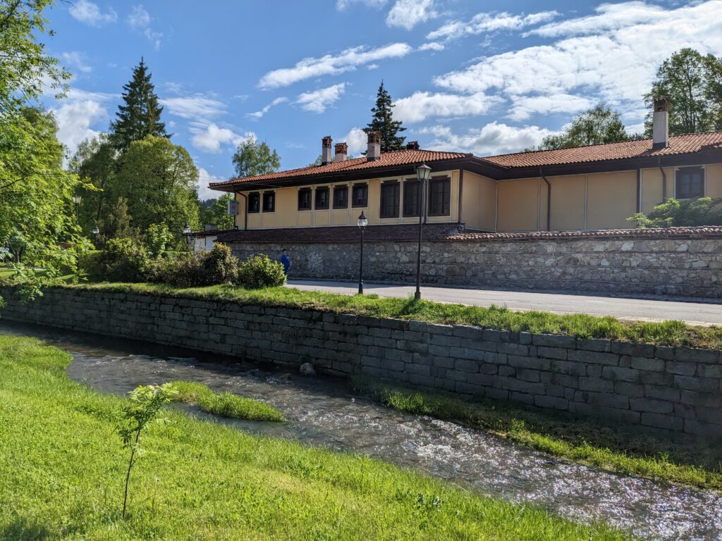 コプリフシュティツァの川沿いの街並み