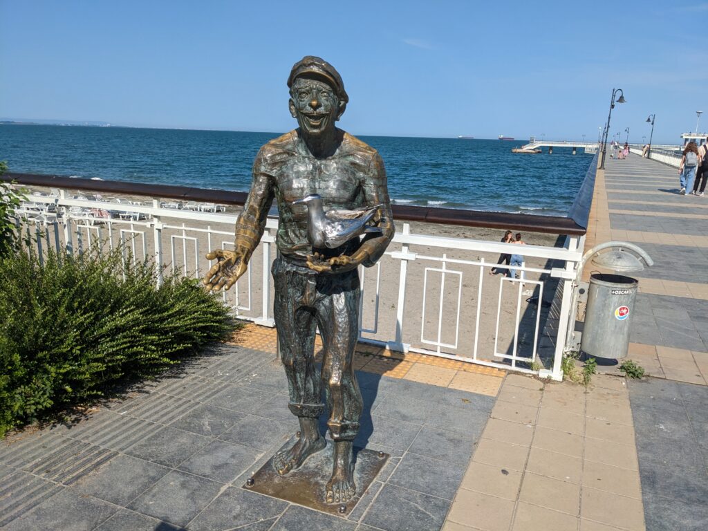 ブルガスのビーチに立つ男性の石像