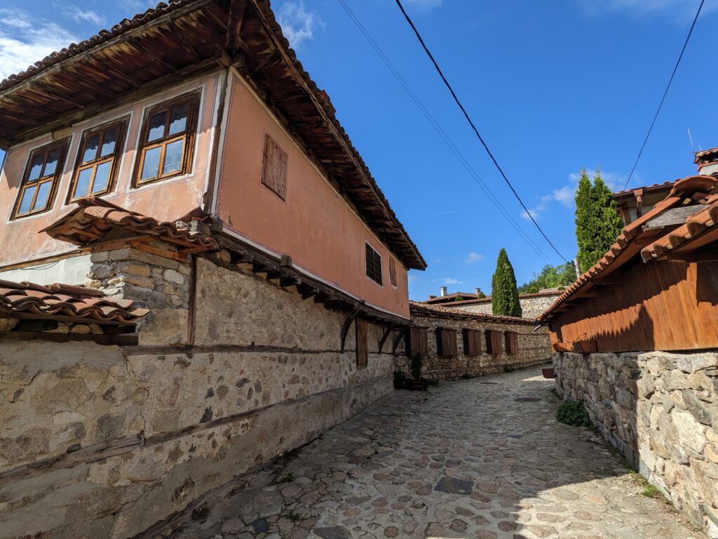 コプリフシュティツァの赤い壁の家々と石畳