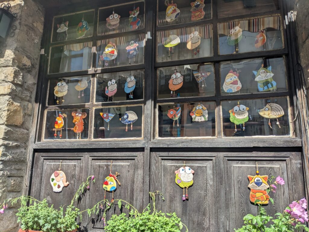 サモヴォドスカチャルシャの家にぶらさがるアート