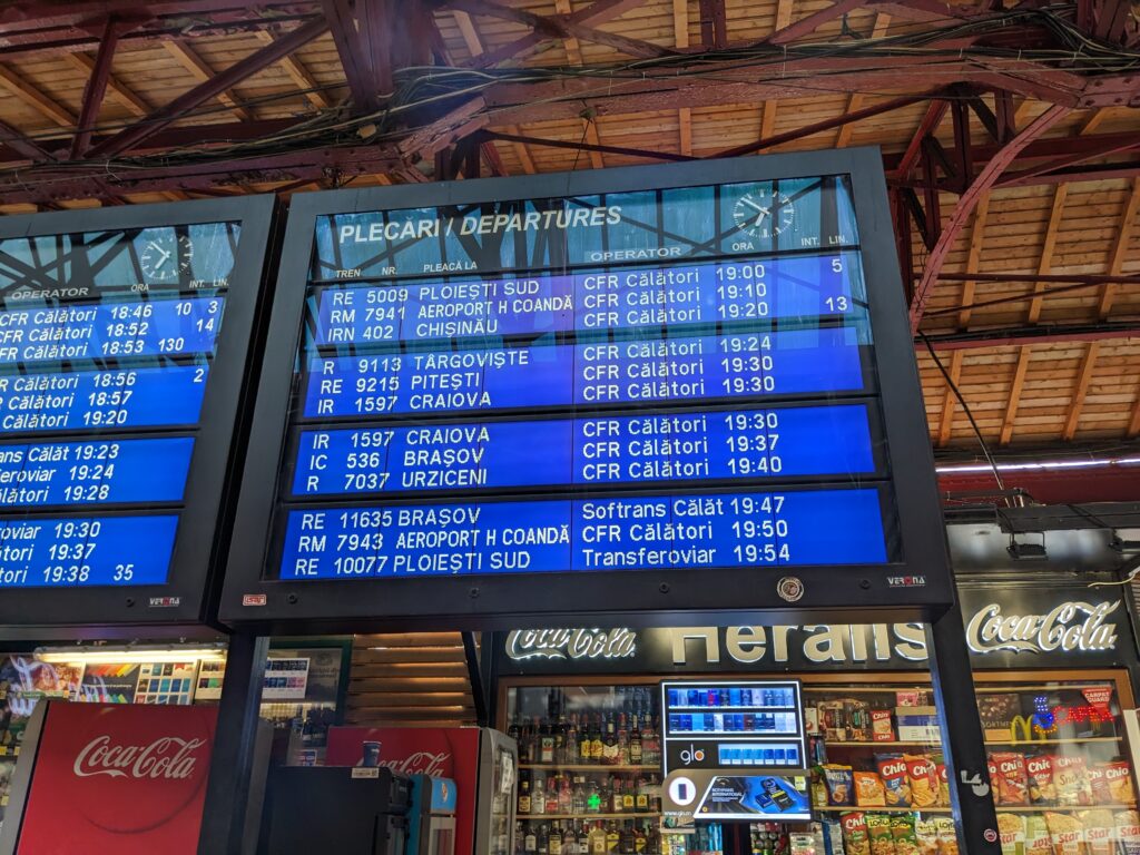 ルーマニアブカレストノルド駅にある電光掲示板