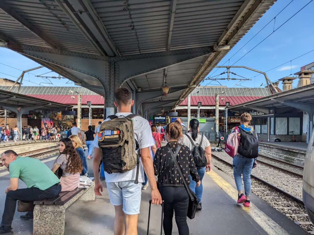 ブカレストノルド駅のホームと乗降客