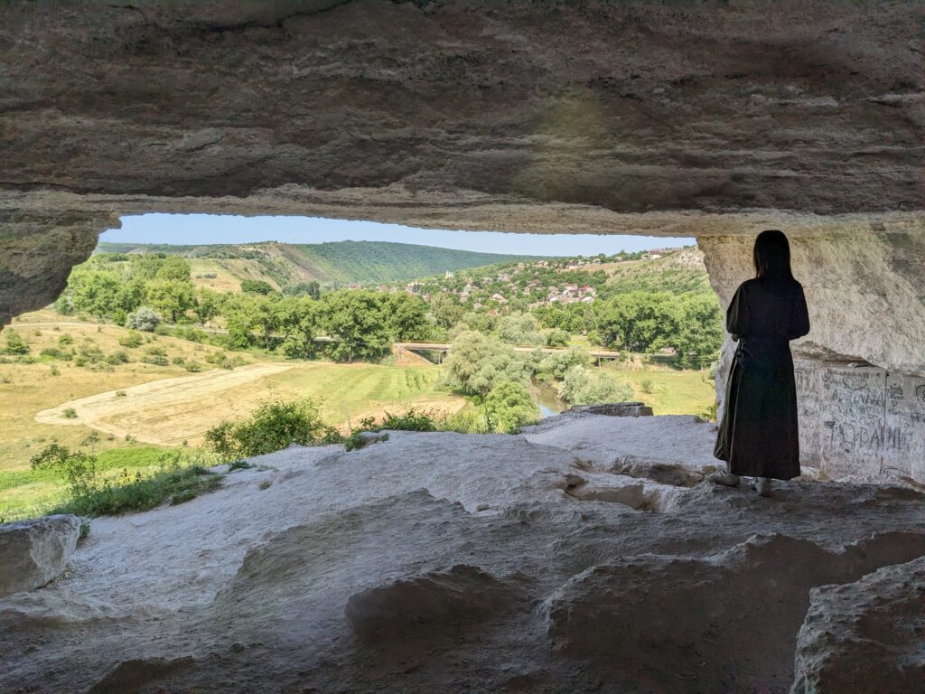 オルヘイウルヴェキの景色を眺める女性の後ろ姿