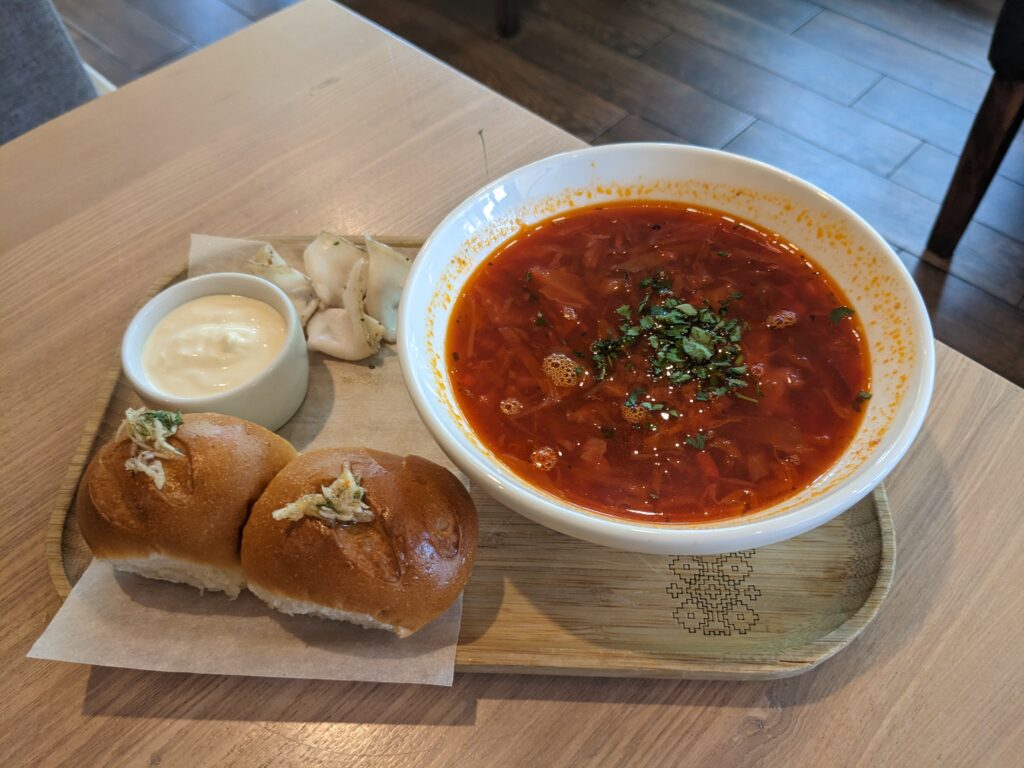 キシナウで食べたボルシチと豚の背脂