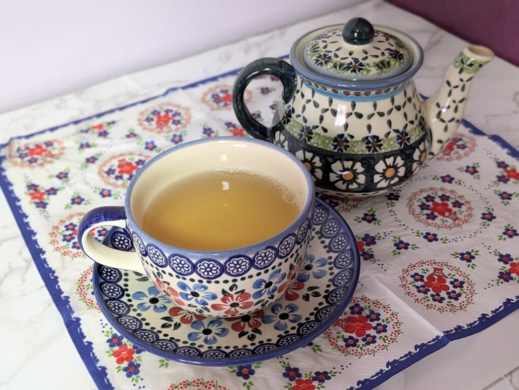 紅茶の入ったポーリッシュポタリーティーカップ