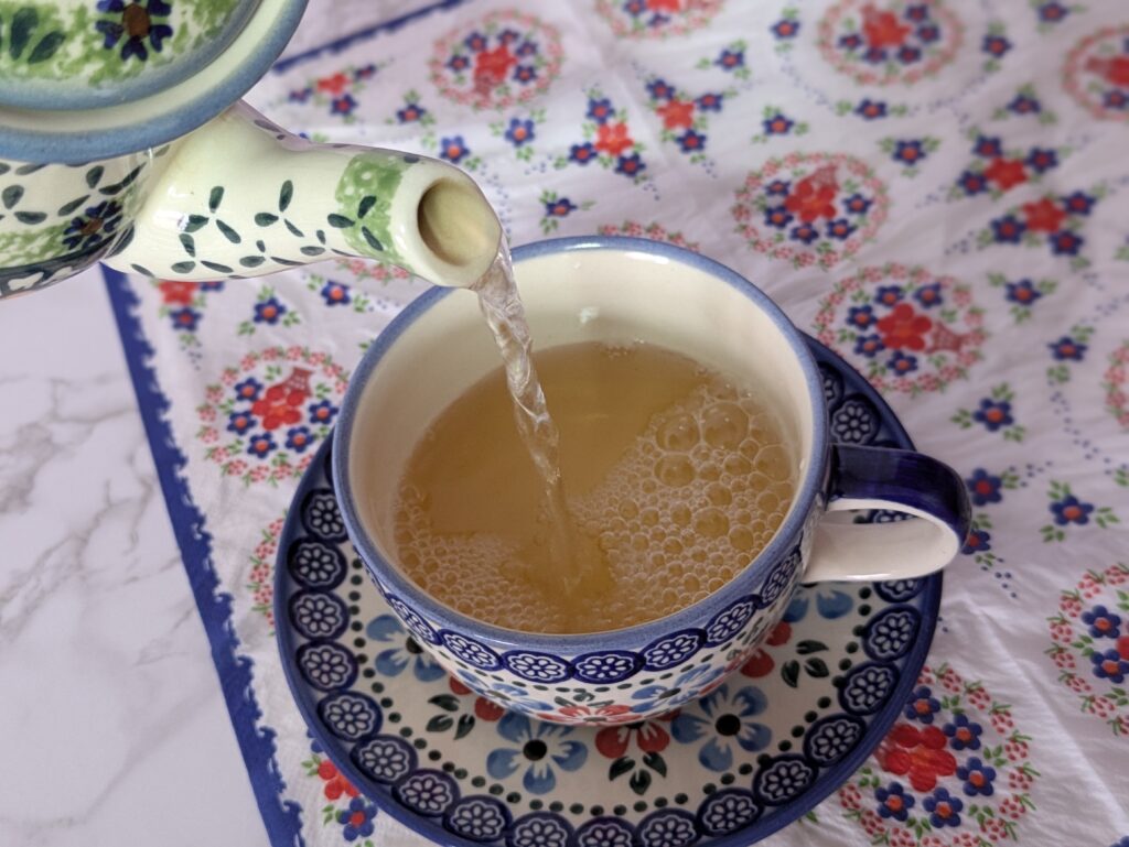 紅茶を注がれるポーリッシュポタリーのティーカップ