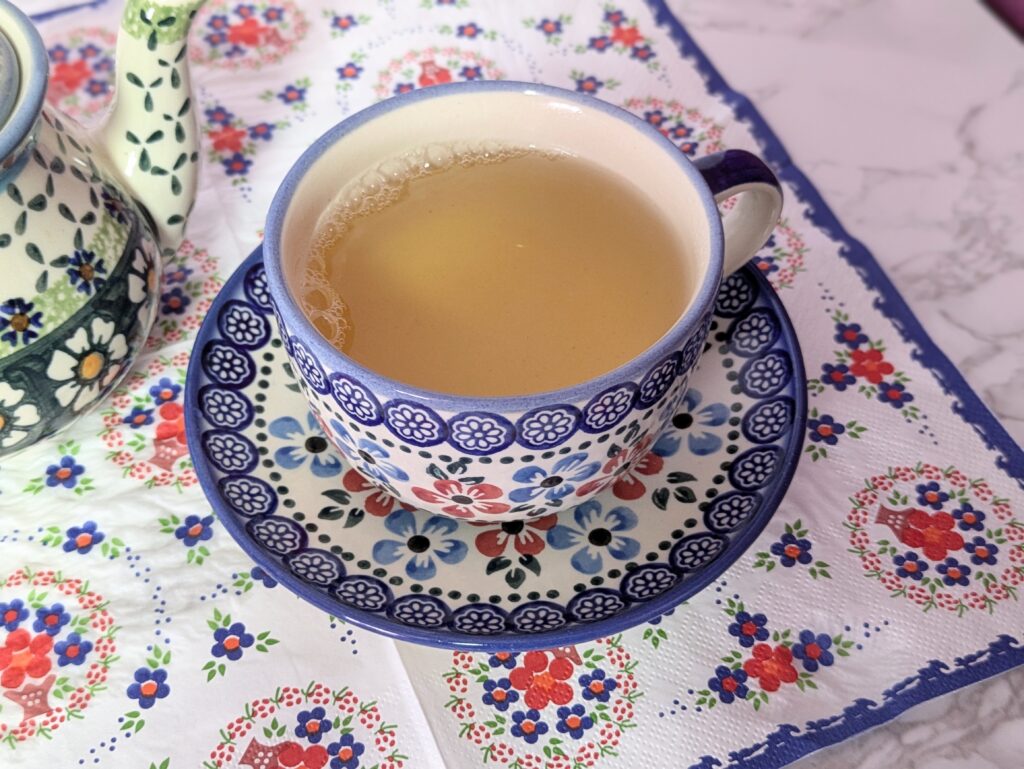 紅茶が入っているポーリッシュポタリーのティーカップ
