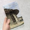 姉妹で旅する世界エッセイルーマニア編1巻を持った手