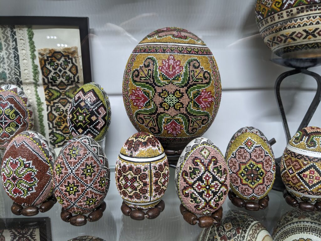 バマ村のイースターエッグ博物館の展示品