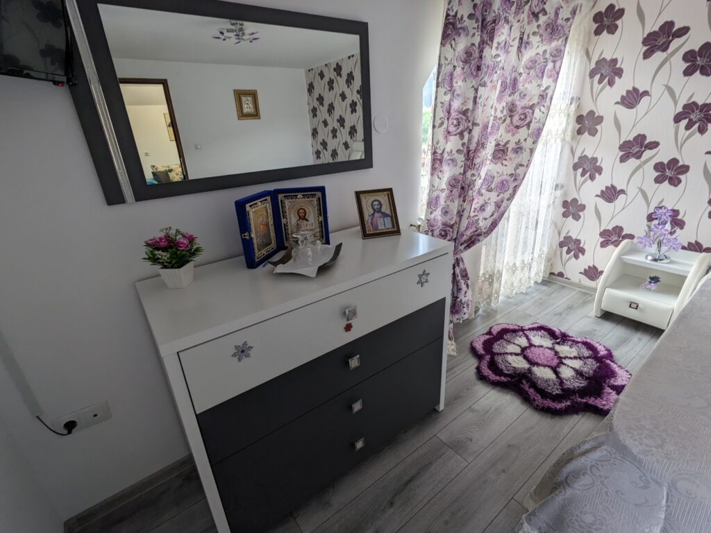 バマ村の宿の部屋とドレッサー