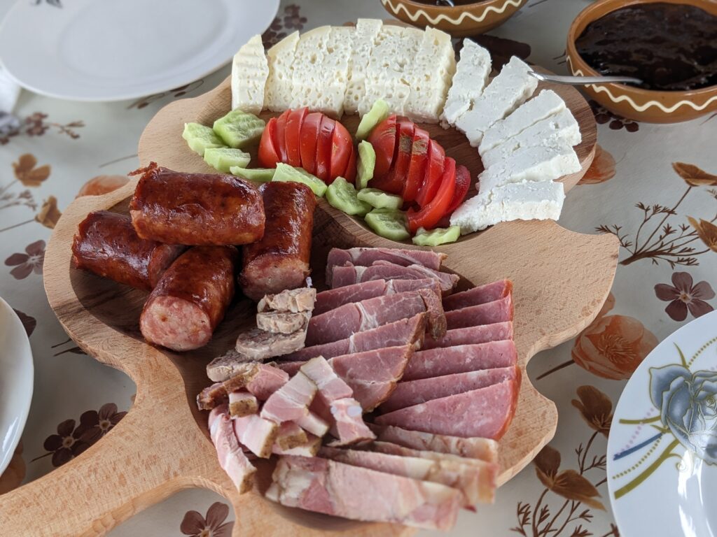 バマ村の宿の朝ごはんプレート