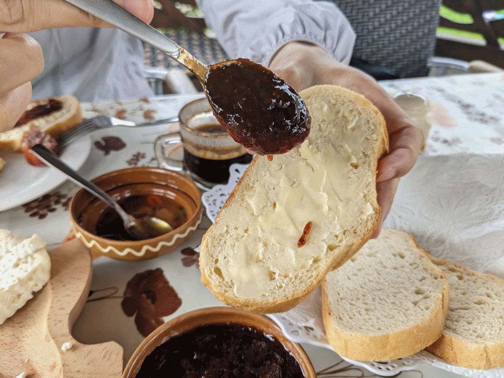 バマ村の朝食のパンと自家製ジャム