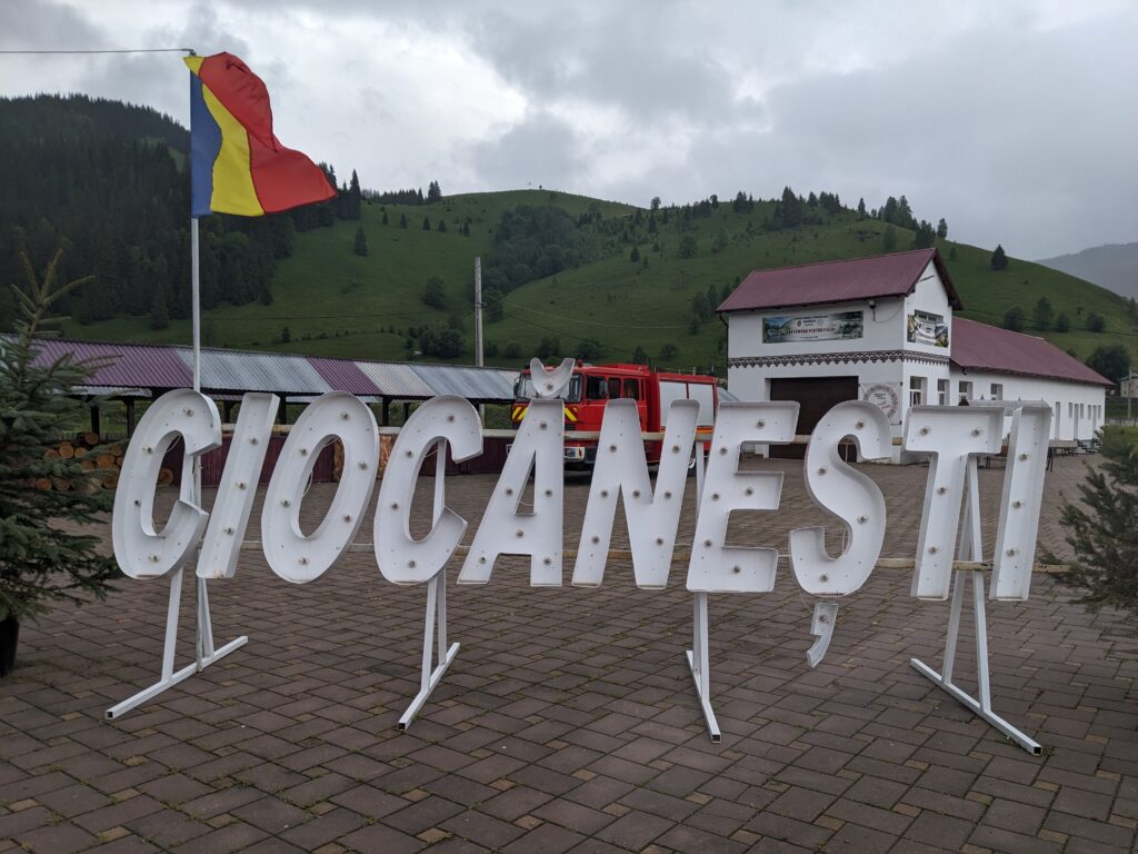 チョカネスティの町の名前モニュメント