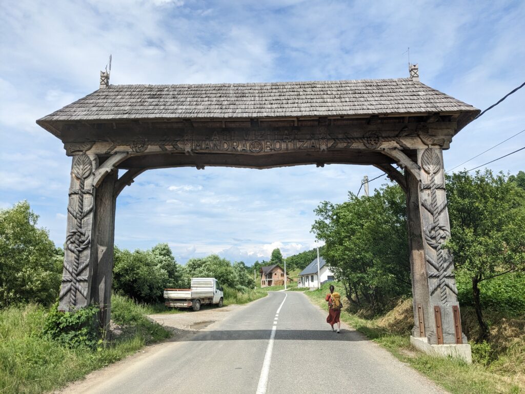 ボティザ村の入口にある門