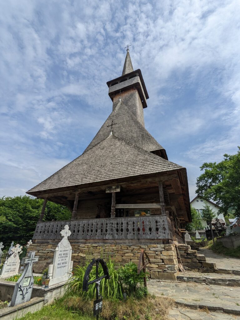 ボティザ村の木造教会全景