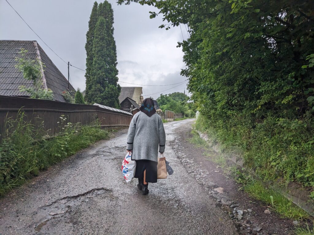 ブデシュティ村の道を歩く女性の後ろ姿