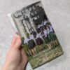 姉妹で旅する世界エッセイルーマニア編3巻を持っている手