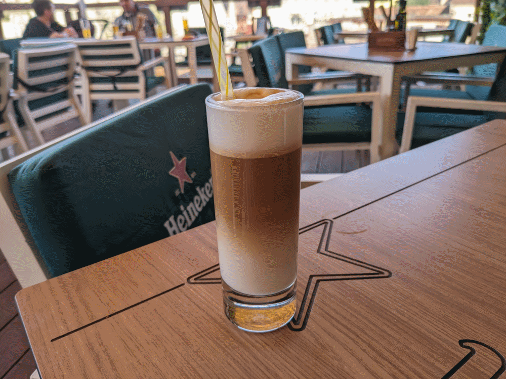 シギショアラのカフェで飲んだカフェラテ
