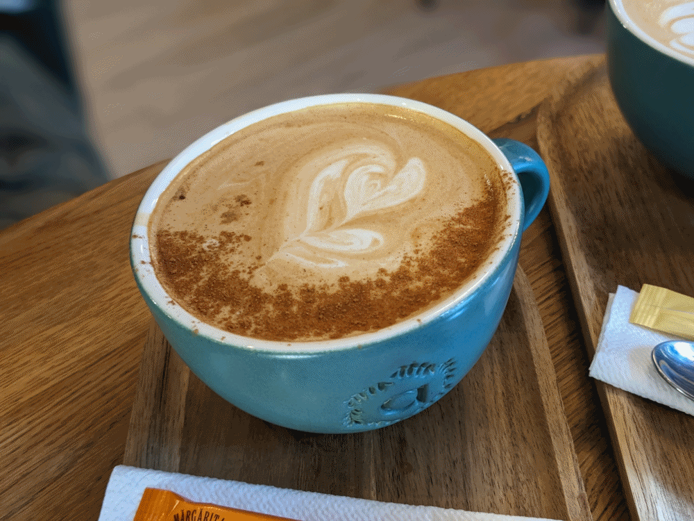 カフェで飲んだラテアート付きカフェラテ