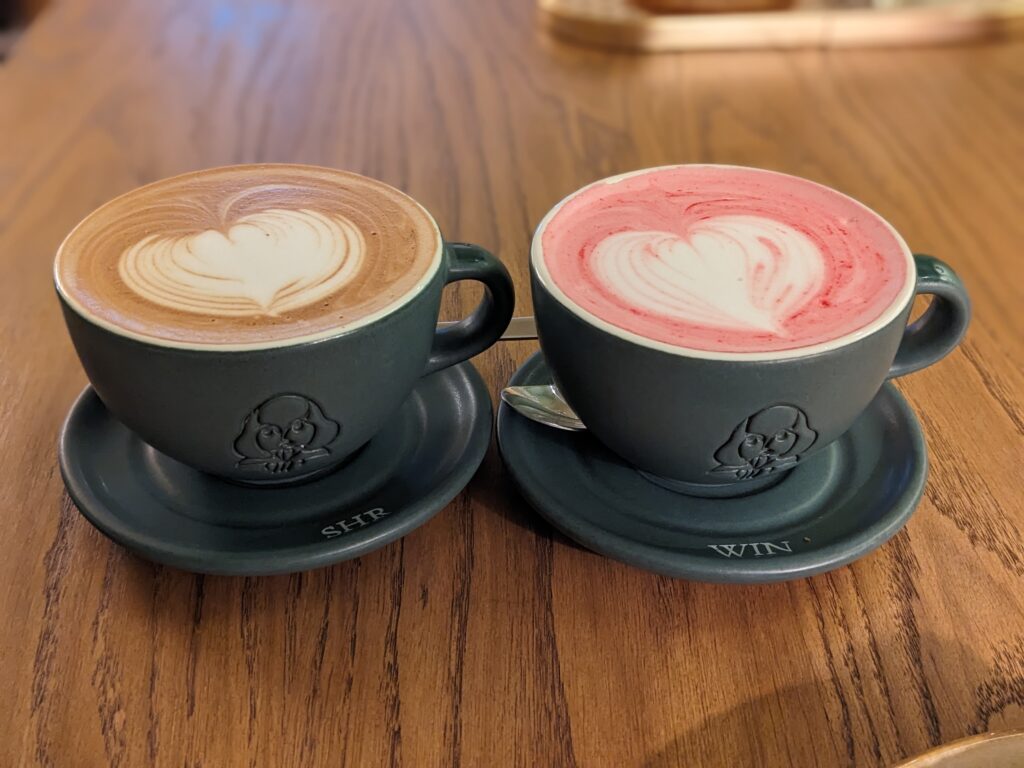 シェイクスピアカフェのビーツラテ