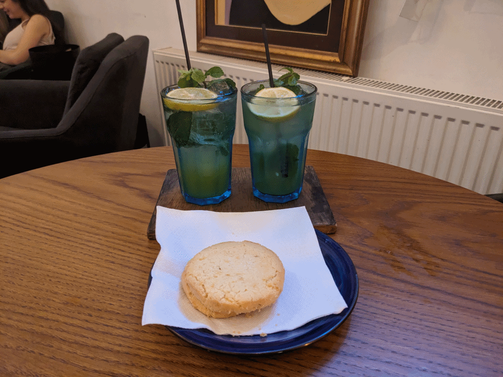 学生が集うブカレストのアートカフェ
