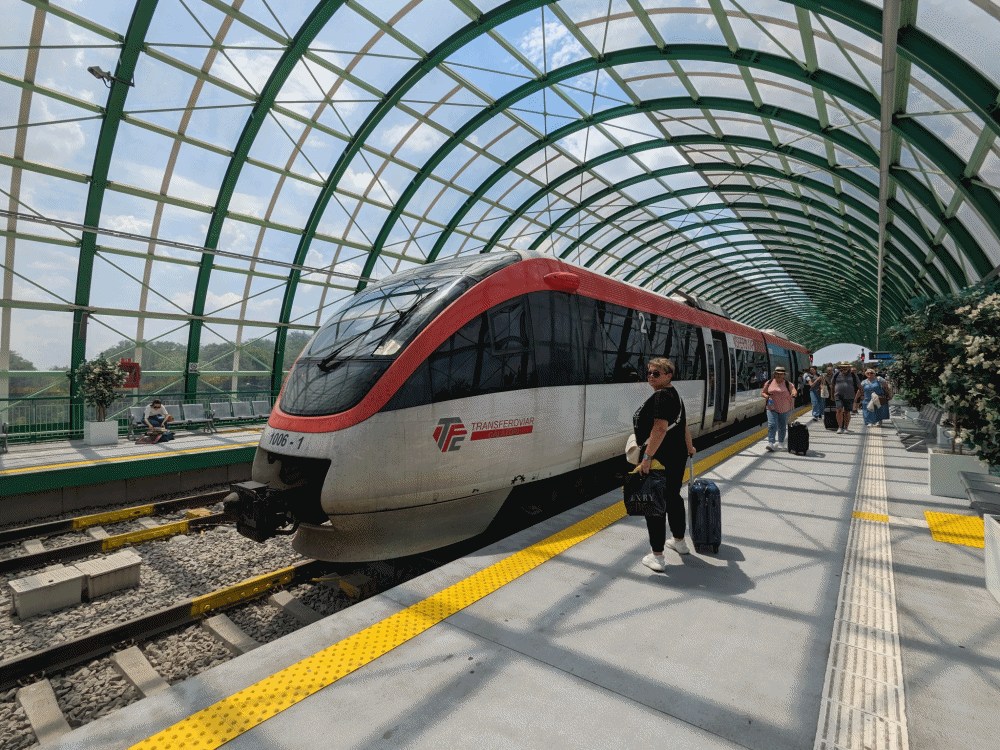 空港へ向かう列車とオトペニ国際空港
